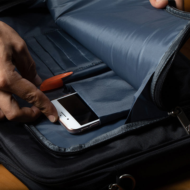 Maletín Klip Xtreme Classic Essential mostrando su compartimento principal acolchado.