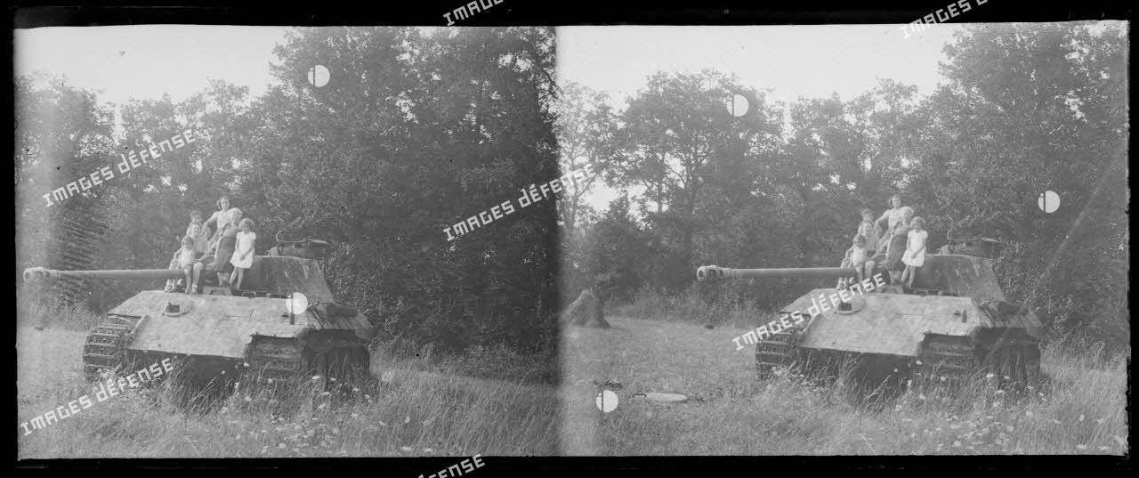 Normandie - Environs de L'Aigle - les enfants Grimault s’amusent sur un char Panther abandonné (2)