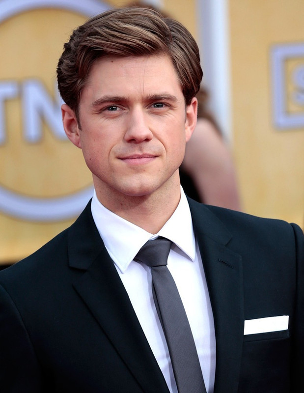 Aaron Tveit 2025 dating, net worth, tattoos, smoking & body facts Taddlr