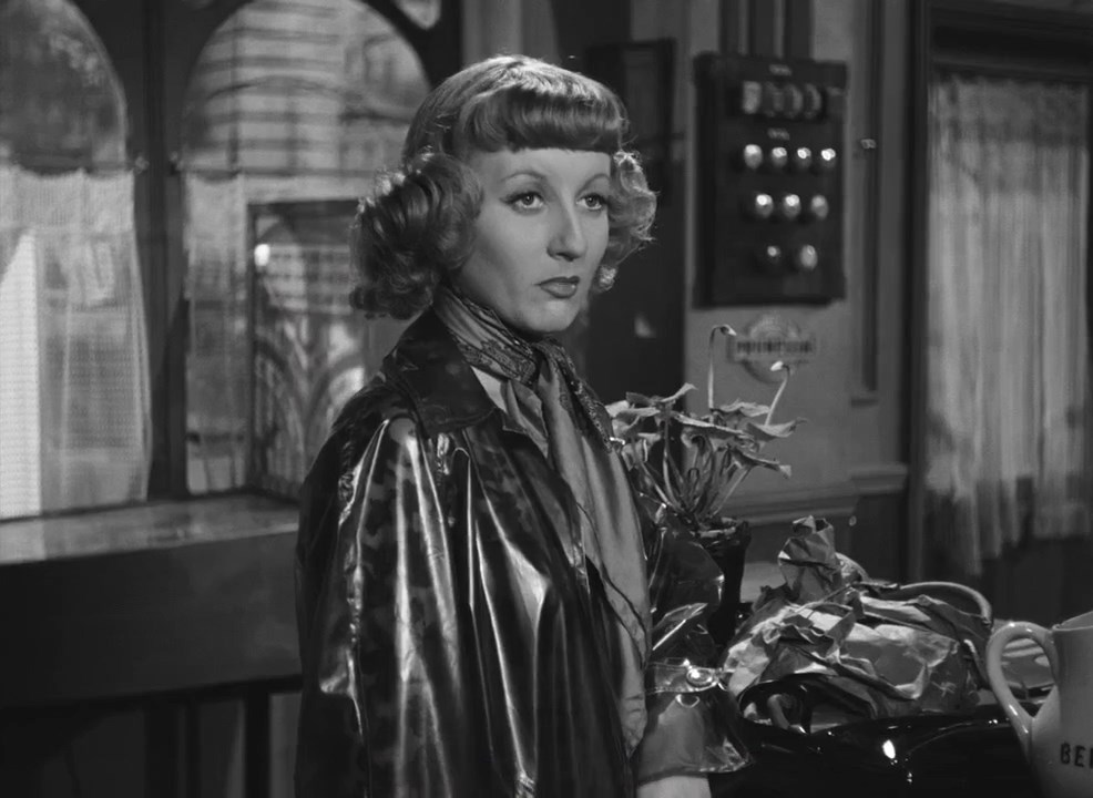 'au-p'tit-zouave'(frenchfilm-1950).alice-fieldwearsanicesemi-transparentplasticmac.vg .1