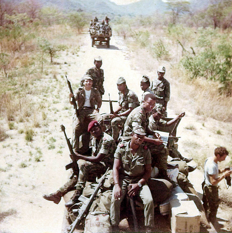 32-Alf-Miliciano-GEP-e-parte-do-Grupo-GEP008-em-coluna-a-camin