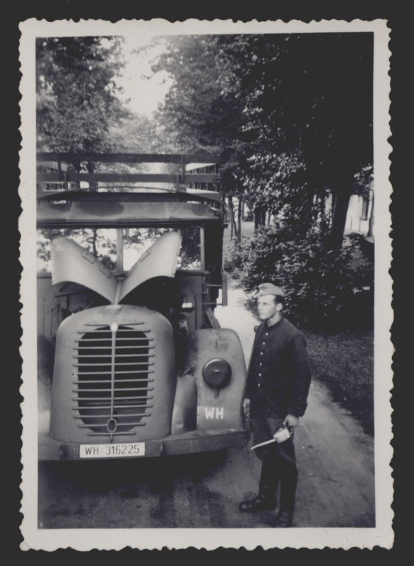 orig. Foto 1940 deut. Soldat mit Ölkanne am LKW 