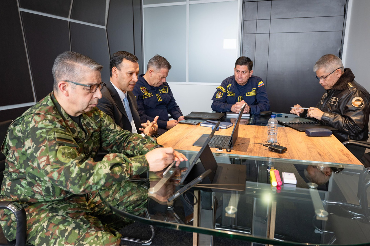 Ecuador desmiente a Petro y explica que los ensayos con bombas fueron en su propio territorio