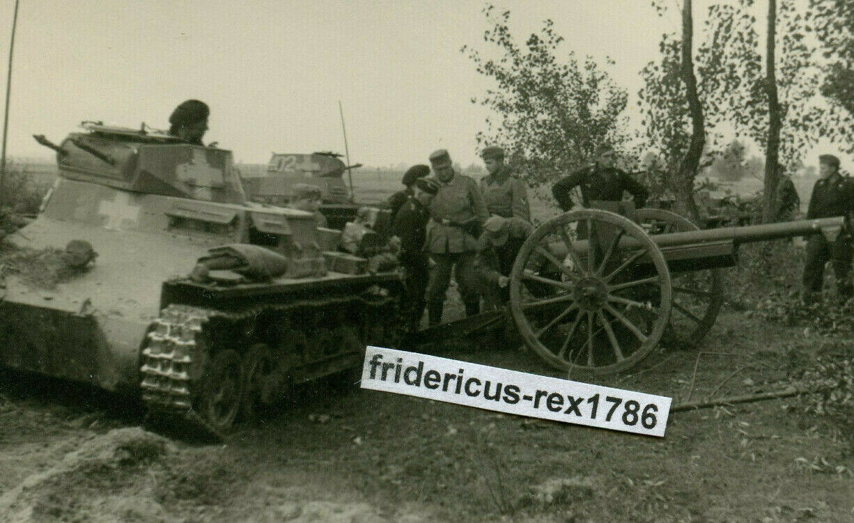 Foto WH HKL Panzer Tank PzKpfw I Vormarsch Kennung Beute Geschütz combat