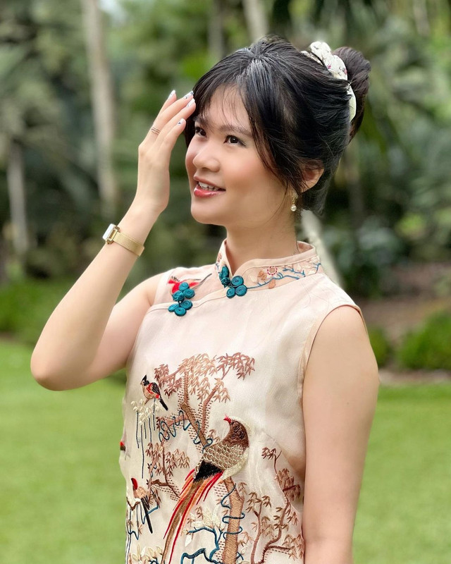 Potret Felicia Tissue saat mengenakan Qipao (旗袍)/Cheongsam (cantonese).