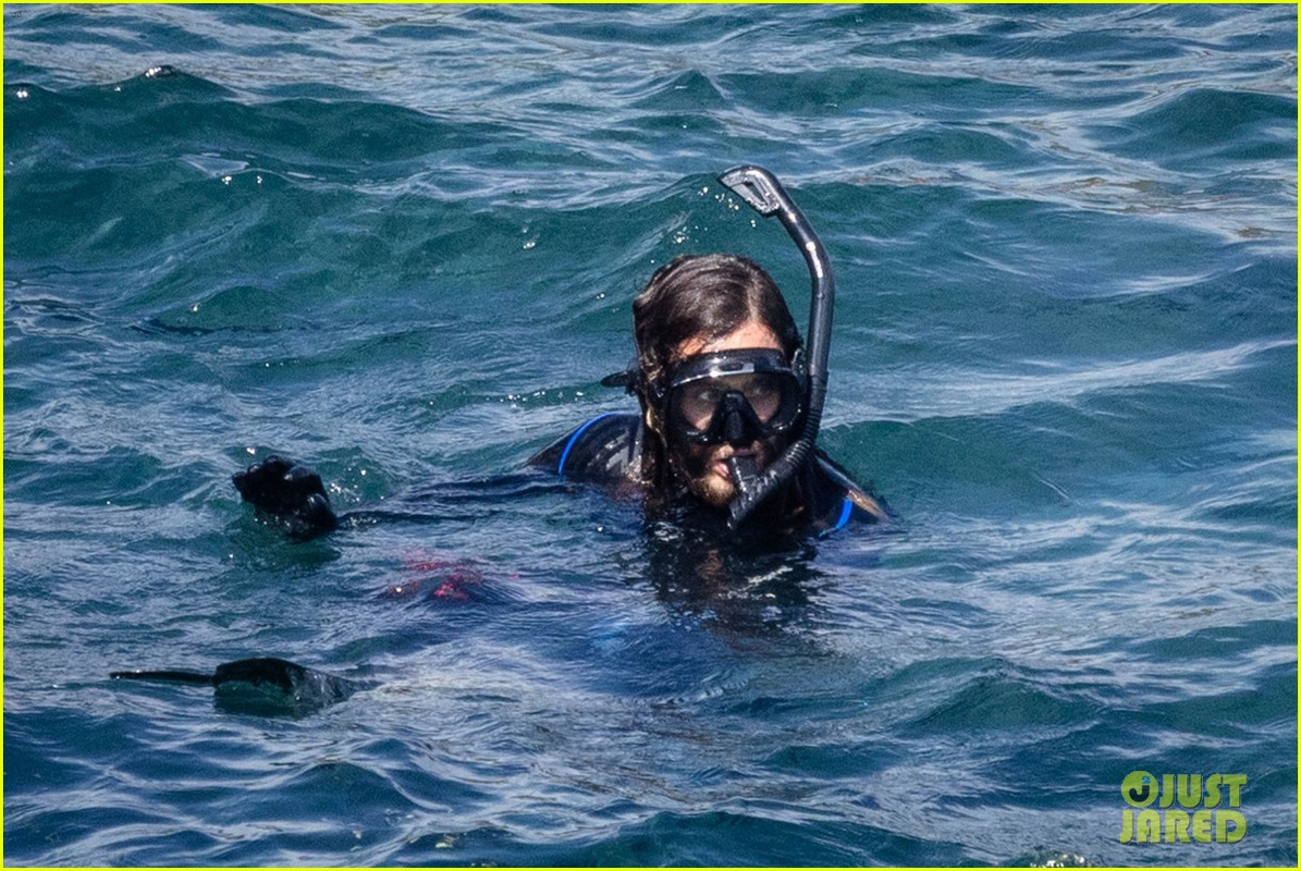 jared-leto-goes-scuba-diving-on-vacation-in-italy-02.jpg