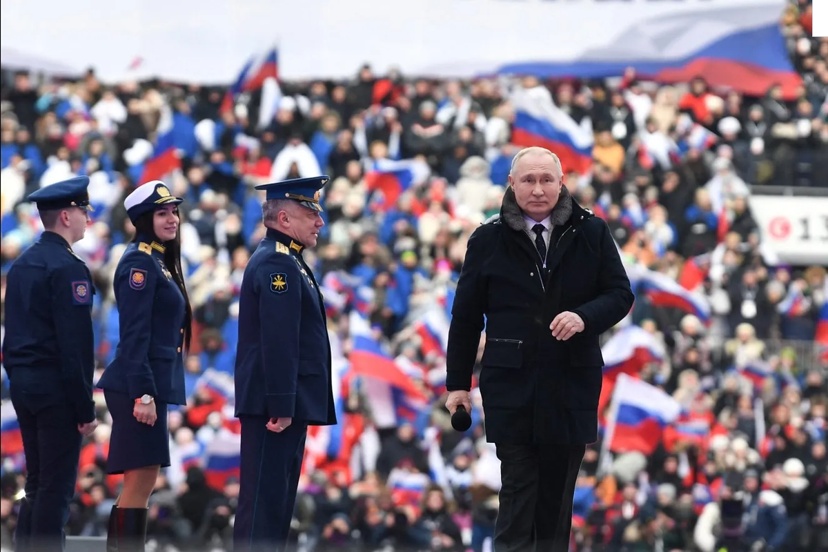 Putin se rodea de las masas en un multitudinario acto patriótico en Moscú