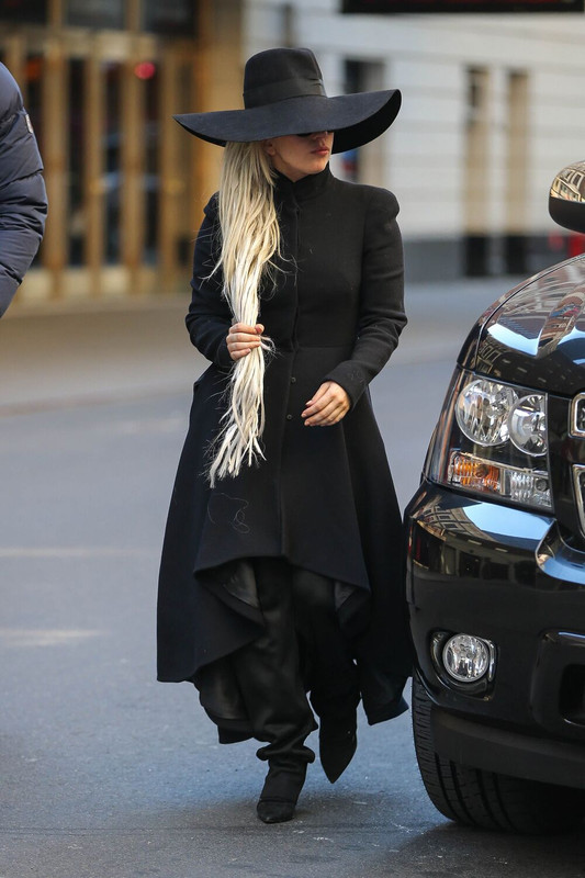 3-18-14-Leaving-her-apartment-in-NYC-003