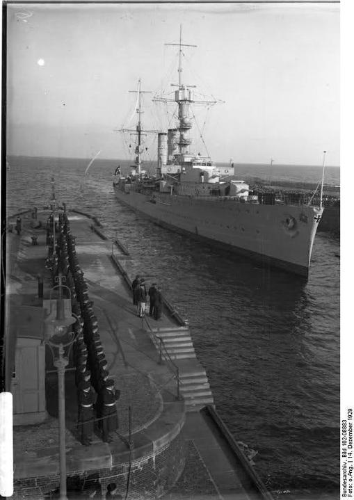 El Crucero Ligero Emden, entrando en el astillero en 1929