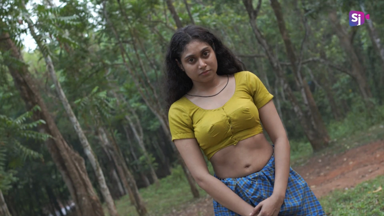 [Image: Hot-mallu-grl-navel-boobs-cleavage-from-...35-287.jpg]