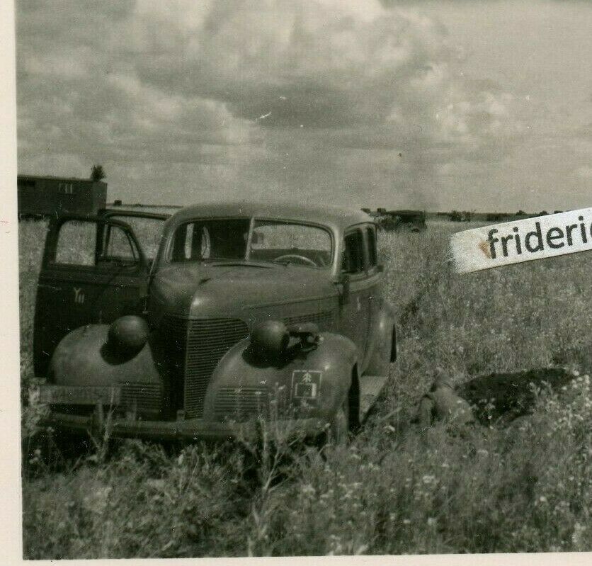 Foto WH Ostfront Einheits PKW Kübelwagen der 9 Pz. Div. an der Front Kennung