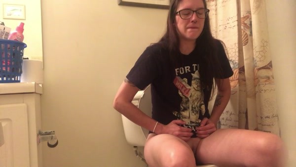 Missellie8 (aka Ellie Shae) - Morning close-up of my toilet for you! [720p]