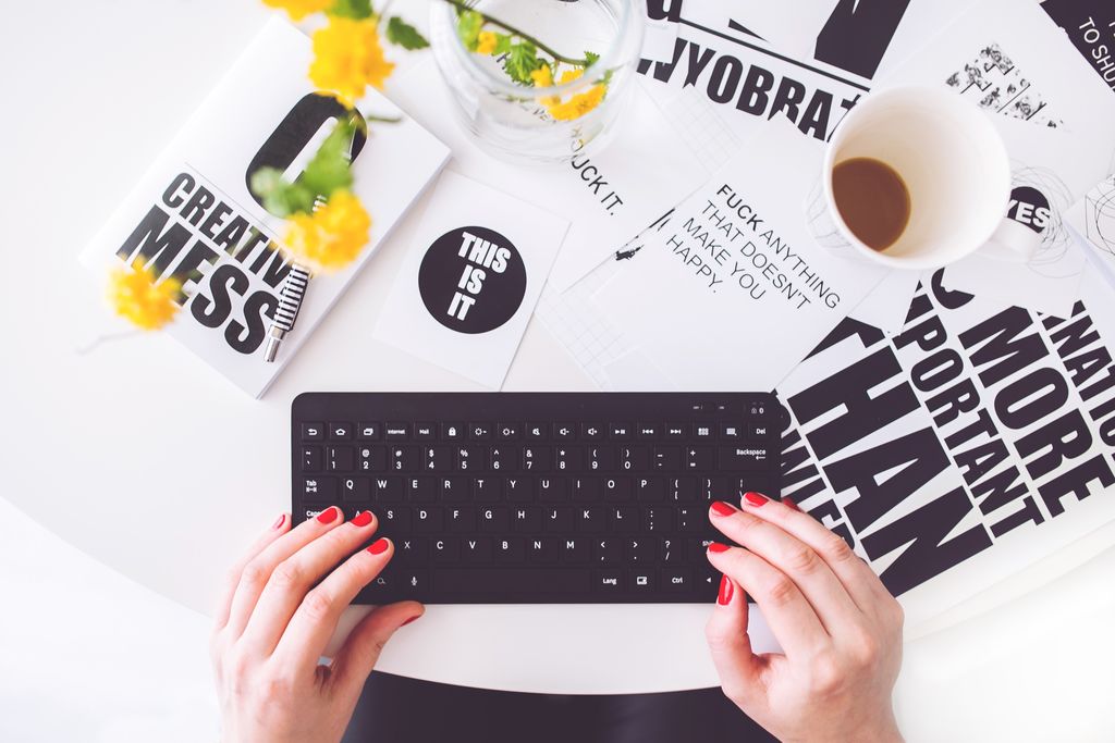 Din nou despre bloguri girl writing on a black keyboard 6469 99xp ro Din nou despre bloguri