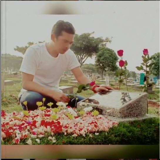 Potret Ai Rico Hidros Daeng berkunjung ke makam sang istri, Saphira Indah