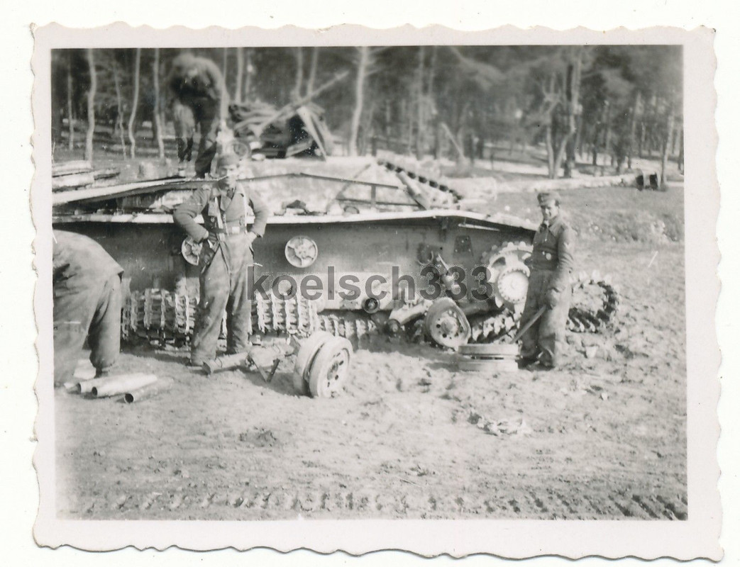 Foto Sturmgeschütz Brigade 322 StuG Panzer Wrack