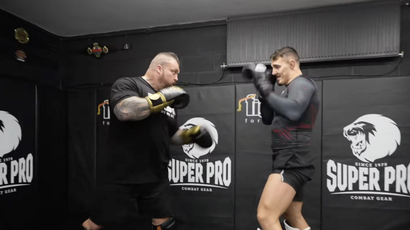 Еди Хол на уроци по ММА при топ UFC боец