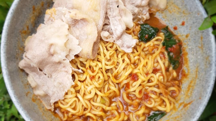 Mie Nampol Bogor, tempat makan siang enak sebra pedas di Bogor, Jawa Barat.