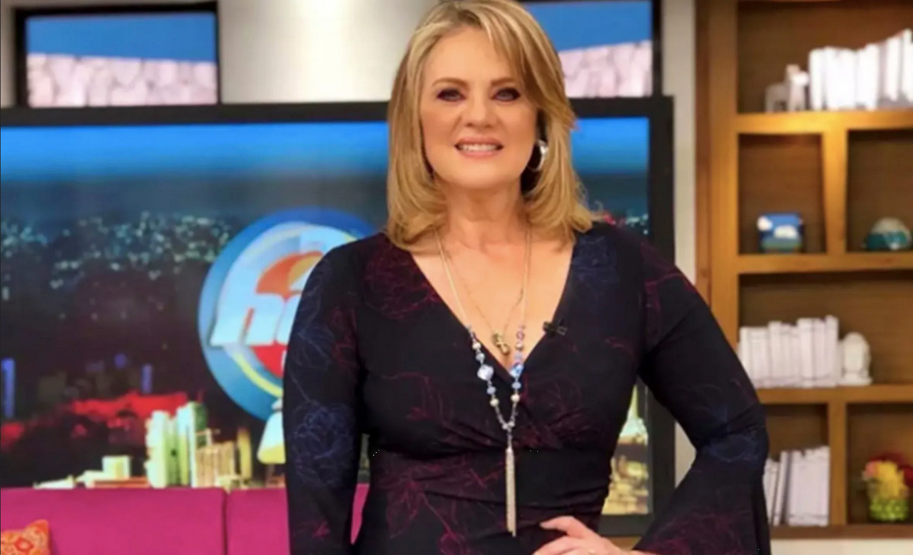 Érika Buenfil se muestra orgullosa de su cuerpo en bikini, asà posó