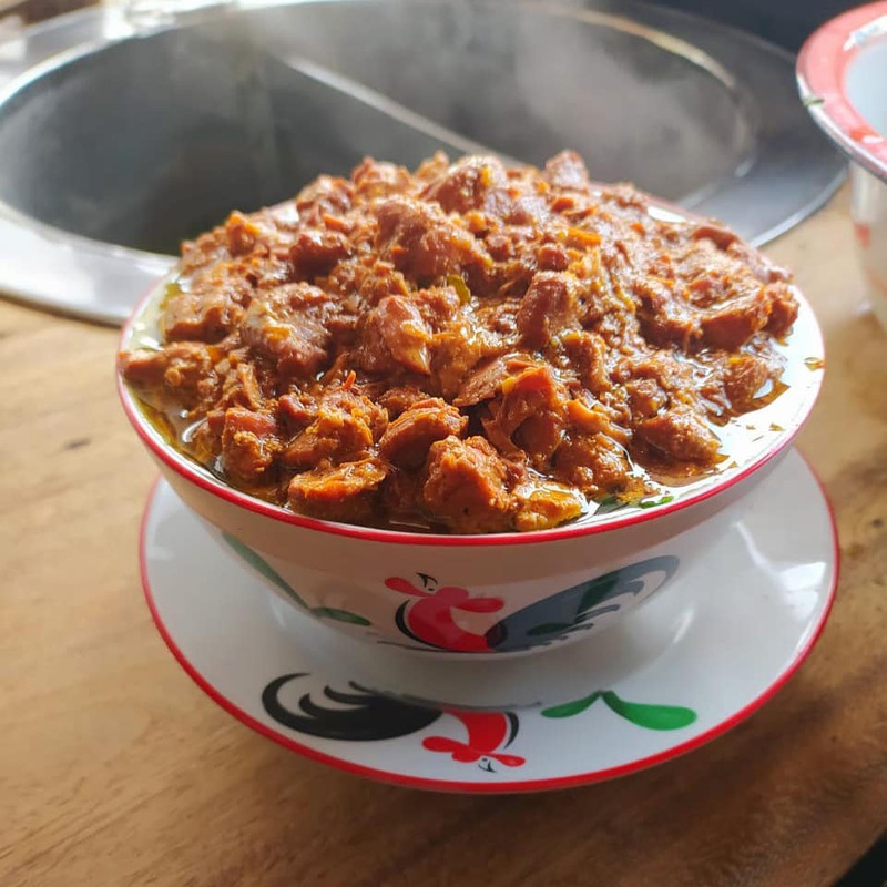 Satu porsi sajian Mie Ayam Pakde Wonogiri dengan porsi dan topping yang melimpah, cocok untuk makan siang enak di Jogja.