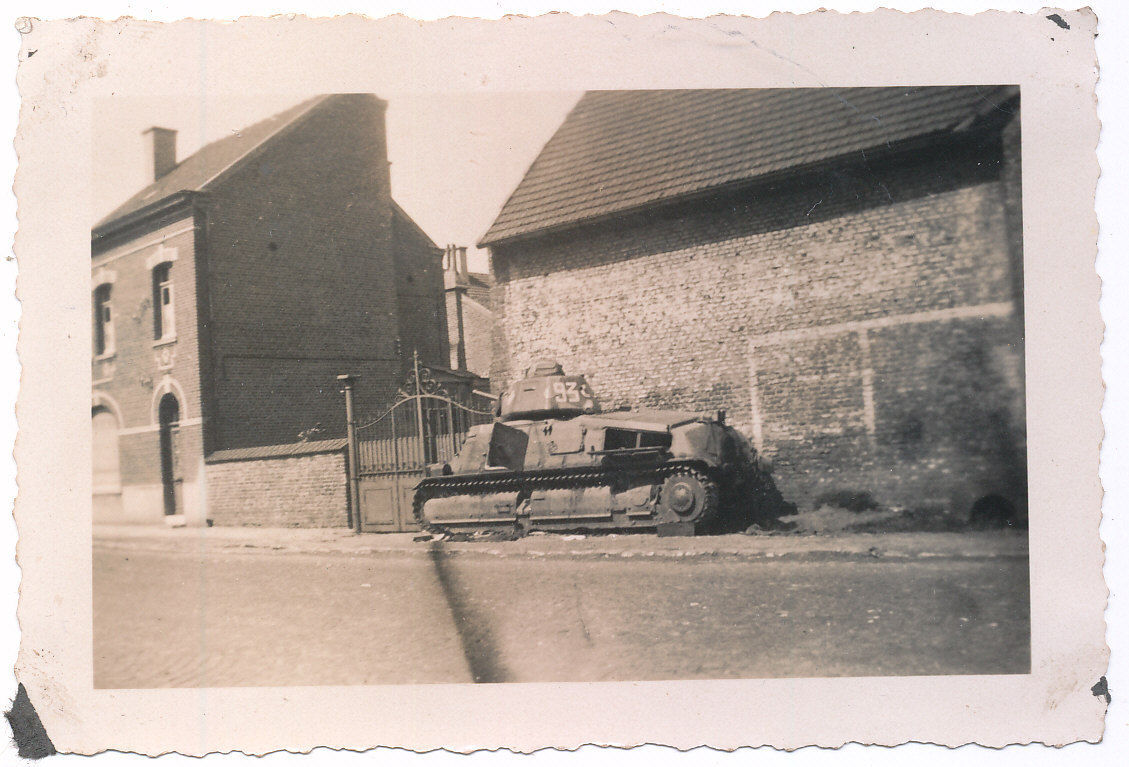 Französischer Panzer Turmnummer 93 in einem Wohn