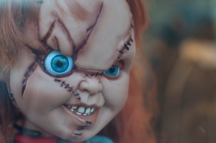 Petugas kepolisian di Meksiko baru-baru ini menangkap boneka Chucky yang meresahkan bersama pemiliknya lantaran meneror orang-orang di jalanan demi uang.