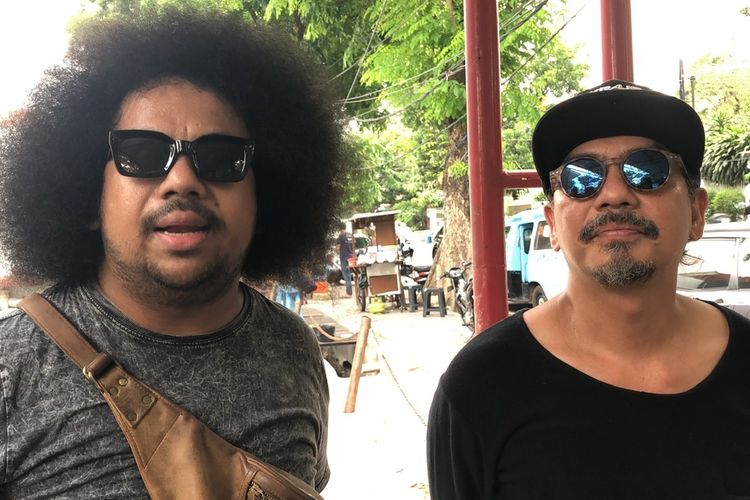 Andy Boim dan Indra Birowo usai pemakaman Cecep Reza di TPU Layur Penggilingan, Jakarta Timur, Rabu (20/11/2019).