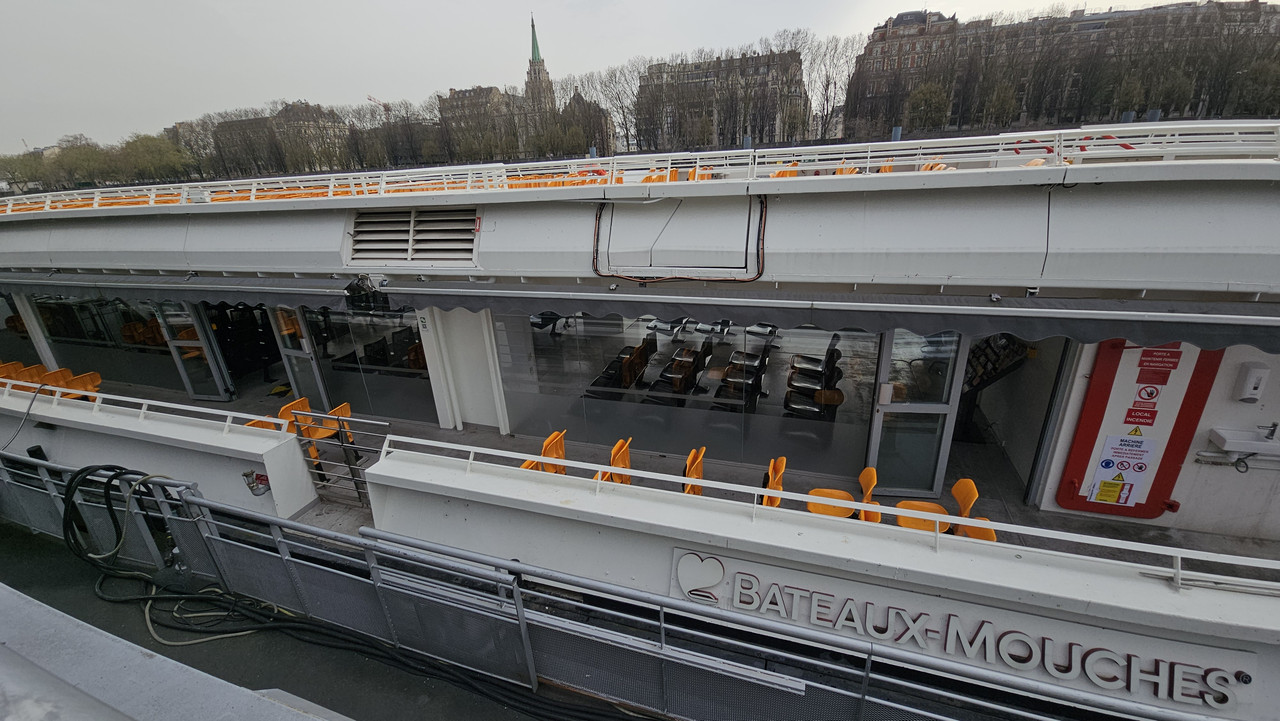 一艘船入港,上面的人下船,等等就換我們上船了