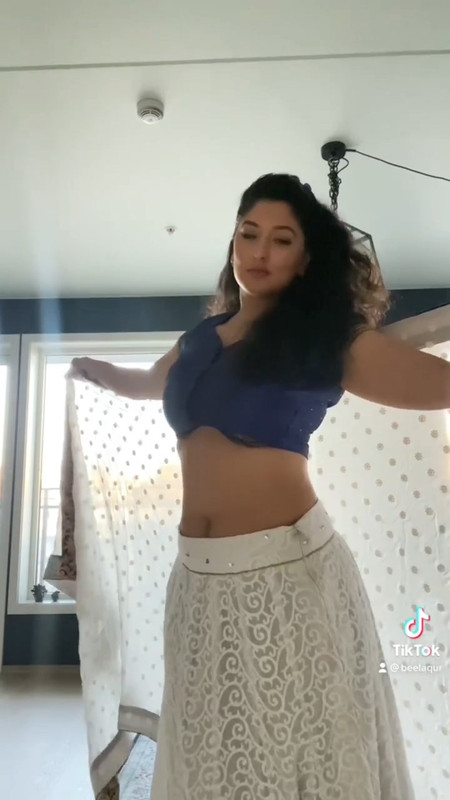 Hot indian lady sexy navel in black blouse and white saree.mp4_snapshot_00.10.231