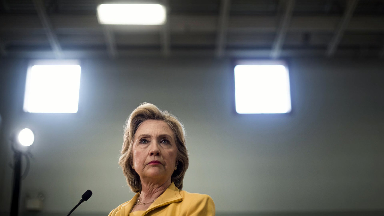 Hillary (2020) S01E01 The Golden Girl (1080p HULU WEB-DL x265 10