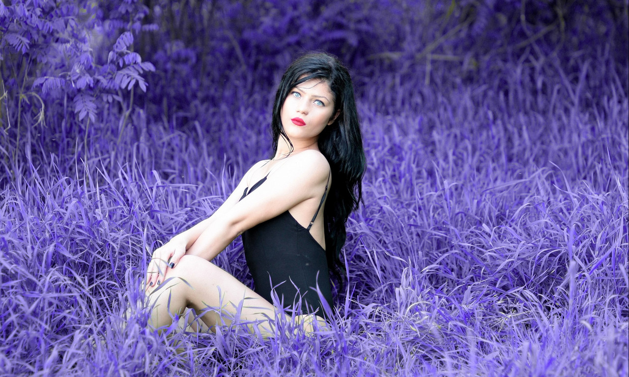 girl-grass4-1-8-5.jpg