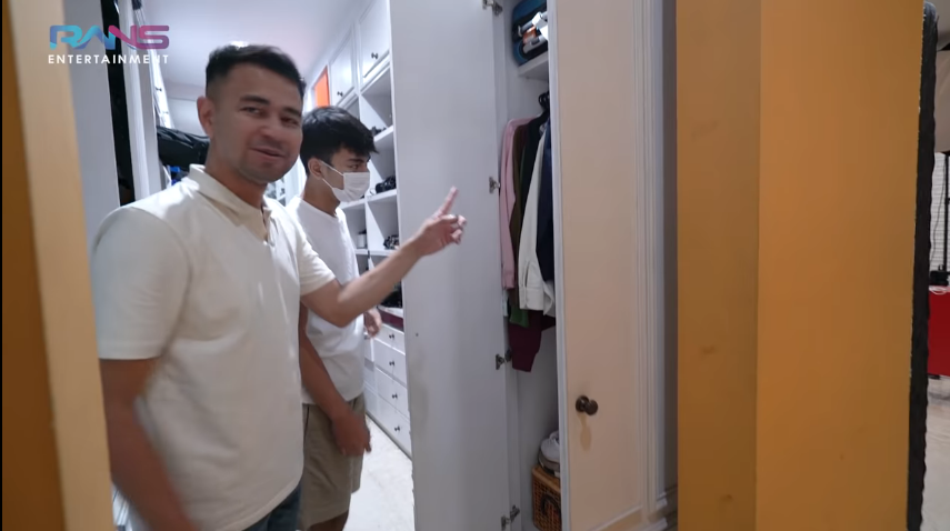 Raffi Ahmad melihat baju-baju baru milik Dimas Ahmad