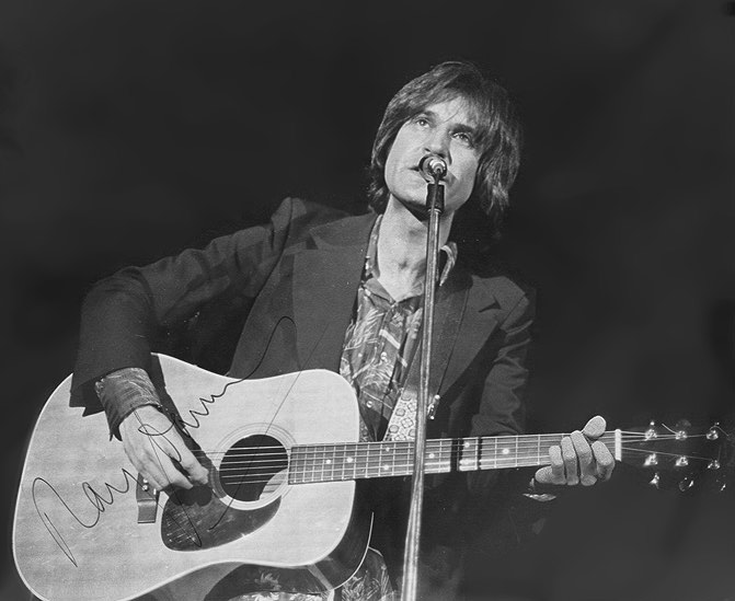 Ray Davies and his acoustic guitar