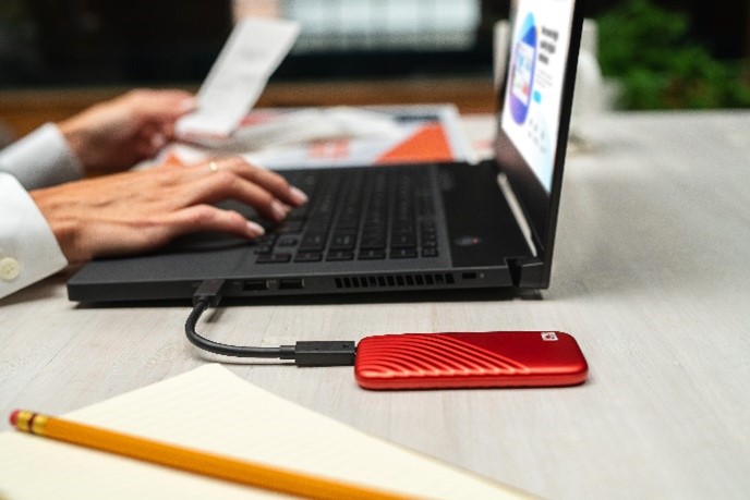 WD My Passport SSD 提供 500GB、1TB、2TB 及 4TB 四種容量，堅固耐用的設計耐衝擊和震動