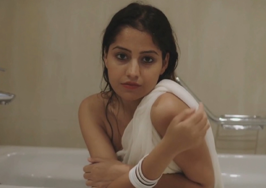 Beautiful Instagram Model Simran Kaur Bathtub Video Latest