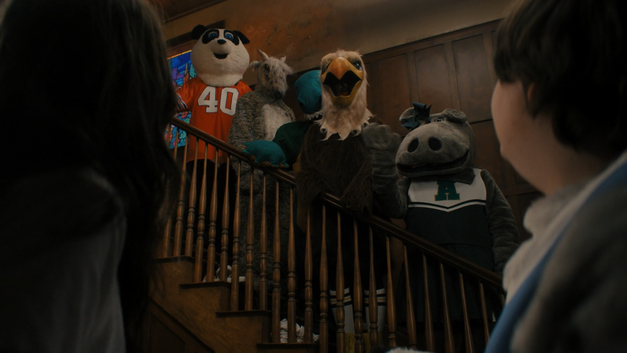 Shining Vale (2022) S02E01 Chapter Nine - Homecoming (1080p AMZN WEB-DL x265 10bit EAC3 5.1).mkv_sna