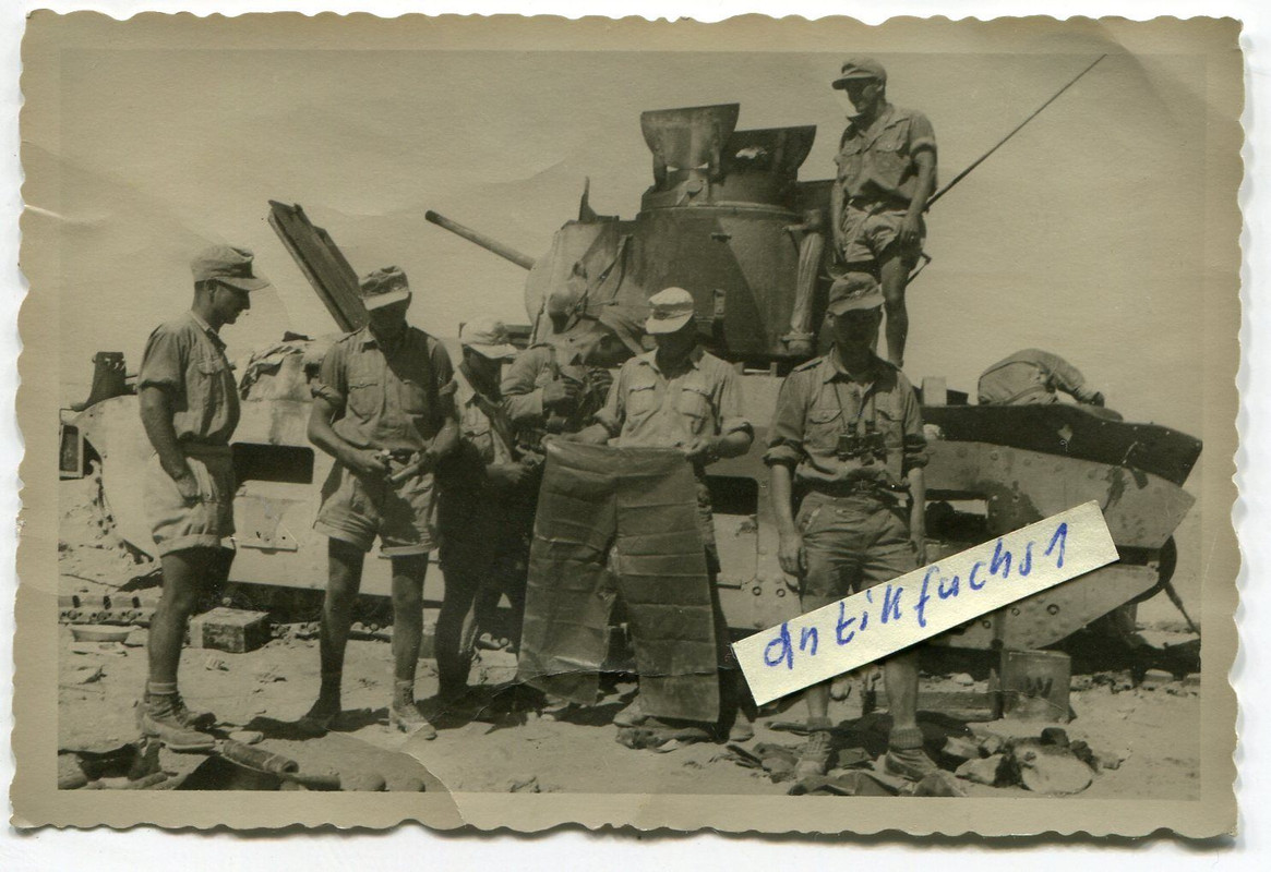 Afrikakorps Soldaten plündern erbeuteten Panzer aus England im 2