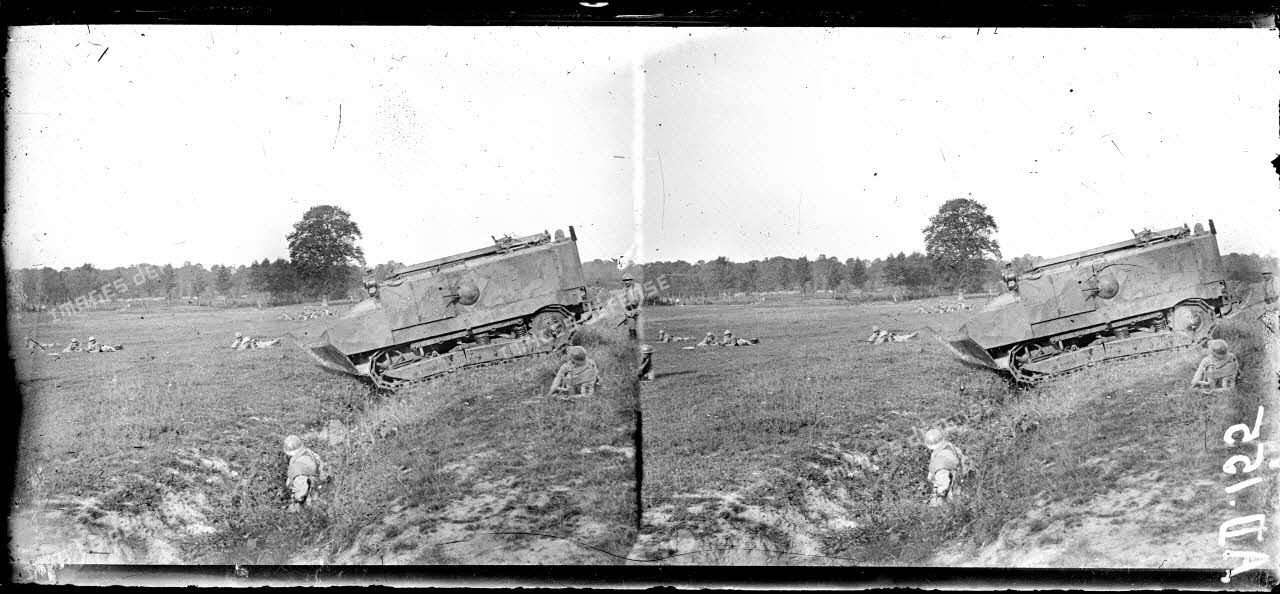 Bois de Saint-Imoges. Marne. Manoeuvre de chars d'assaut. L'infanterie progresse. [légende d'origine