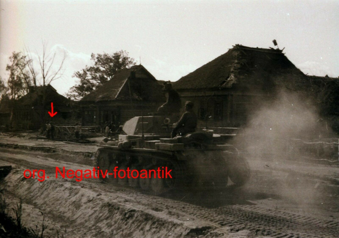 Foto orig. Negativ Ostfront Panzer III Vormarsch Kolchose russische Bauernhäuser