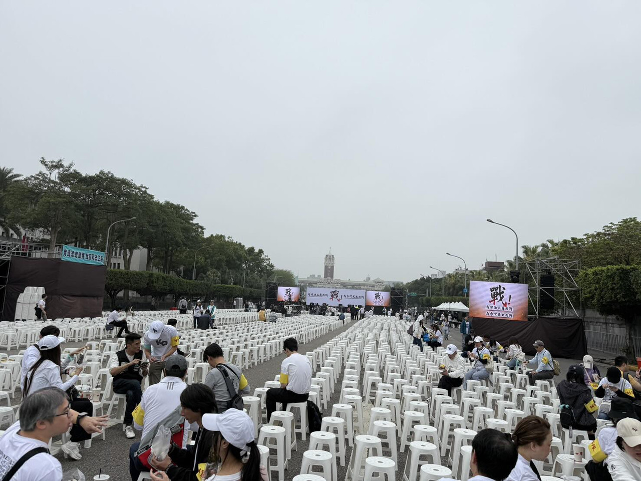 [討論] 真的涼了，凱道椅子現在還坐不滿 附照片 - 政黑 - PTT.BEST 批踢踢爆文