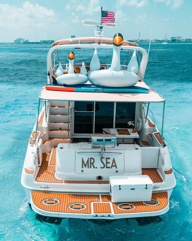 Mr Sea 50 ft luxury yacht charter Cancun - Bathroom facilities and comfortable cabin for 22 guests