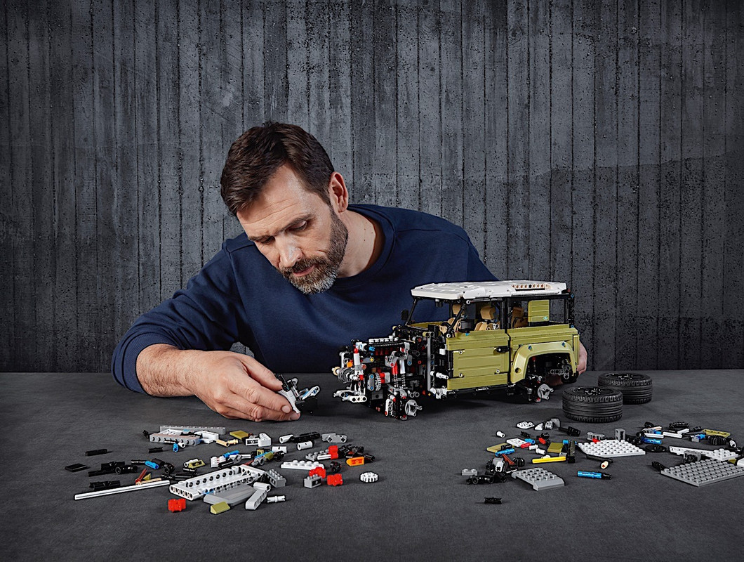 2020 Land Rover Defender LEGO Technic (7)