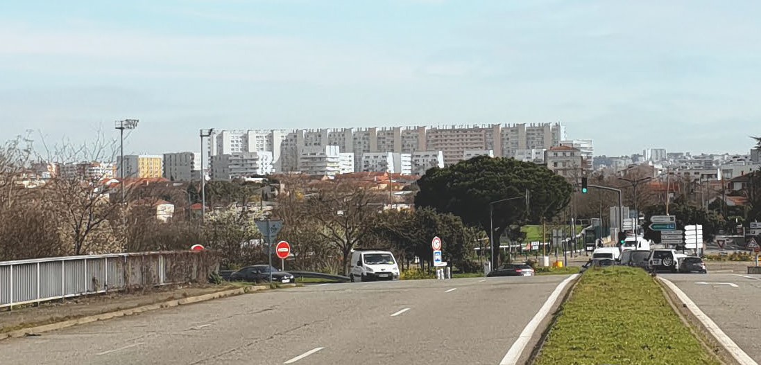 https://i.postimg.cc/k5kzFk4B/arenes-vue-depuis-pont-periph.jpg