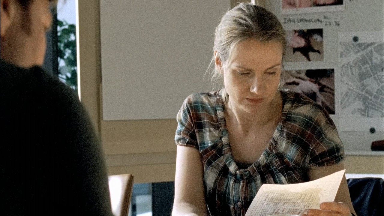 Millenium S01E03 The Girl Who Played with Fire (1).mkv_snapshot_