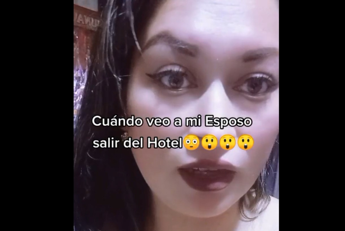 Mujer reacciona al ver a su esposo salir de un motel, el mismo al que ella iba