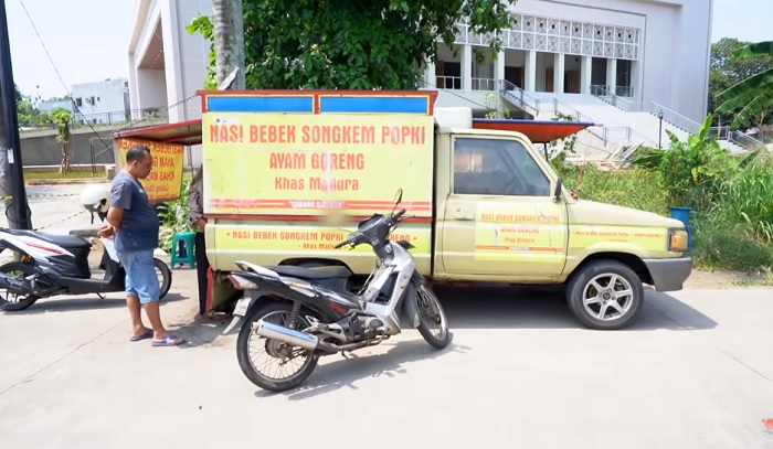 Nasi Bebek Songkem Popki berjualan dengan menggunakan mobil.