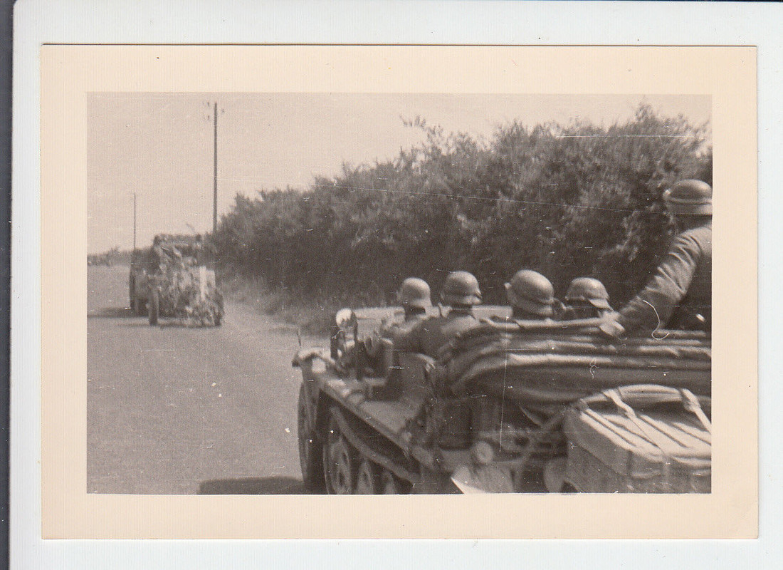 Kameraden mit Stahlhelm mit Halbkettenfahrzeug - Vormarsch Rußla