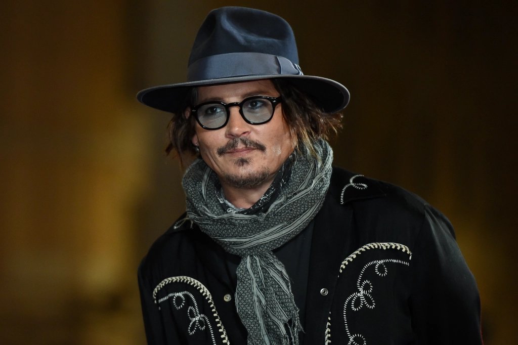 Señora se roba un Johnny Depp de cartón y se vuelve viral