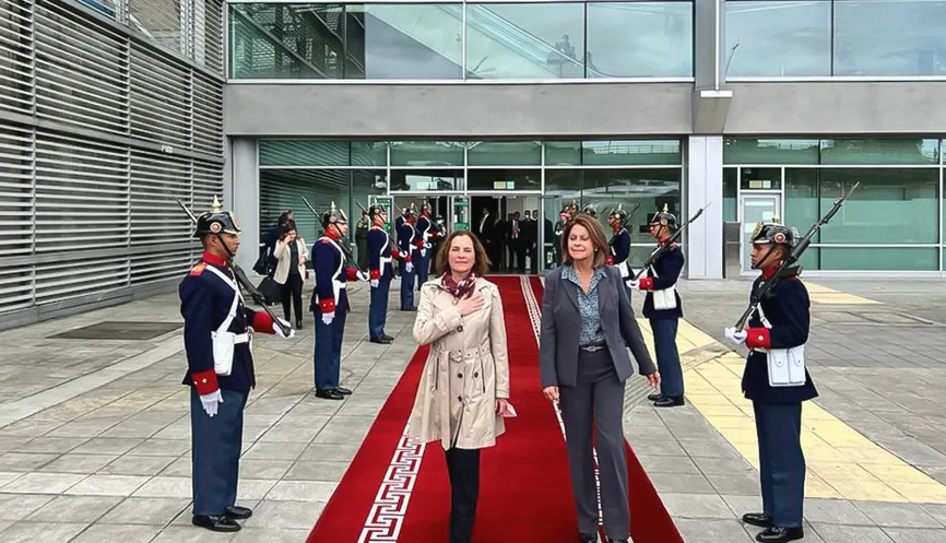 LLega Gutiérrez Müller a Colombia para toma de posesión de Gustavo Petro