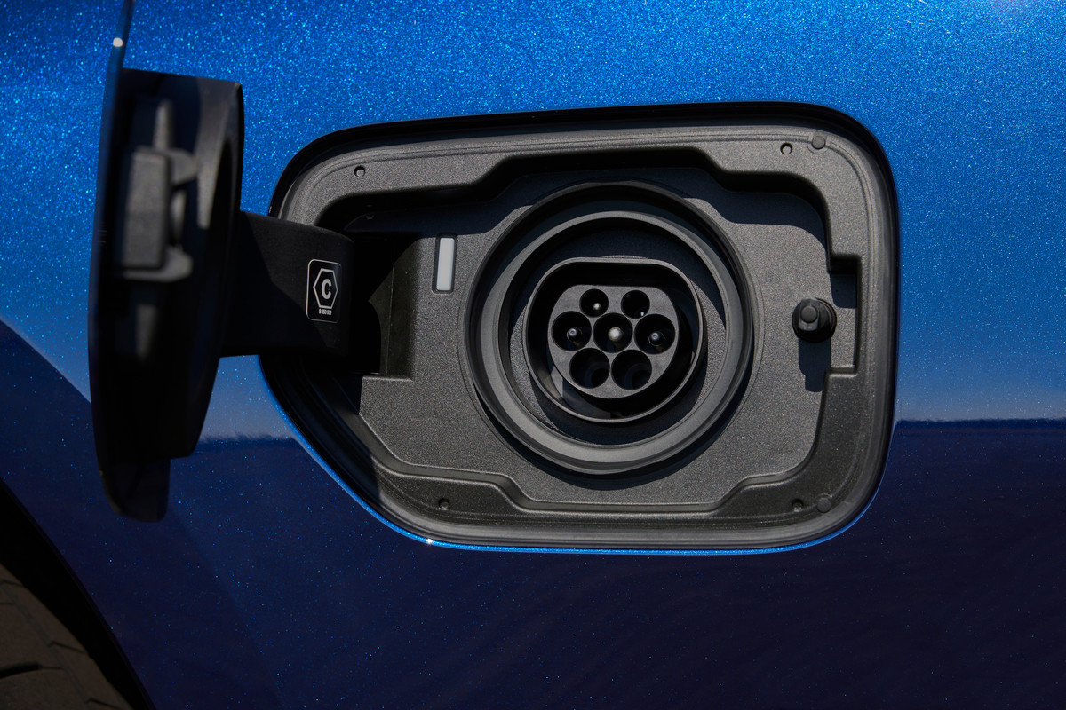 P90462553_highRes_the-new-bmw-330e-tou