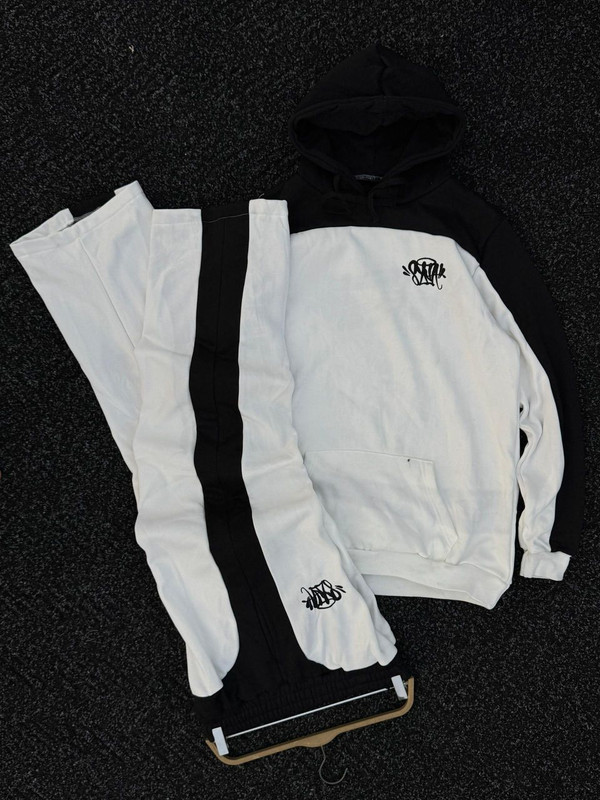 Duo Contrast: Streetwear Audacieux